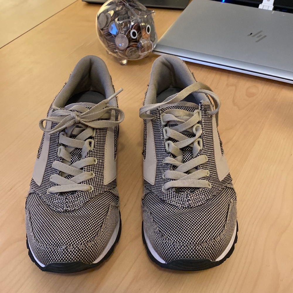 Mens size 9 Brooks Low Top retro sneakers